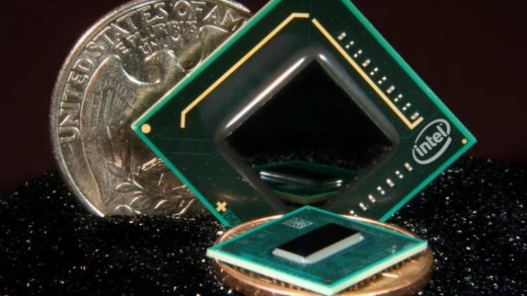 Auf einem Penny liegt der Atom-Chip von Intel.