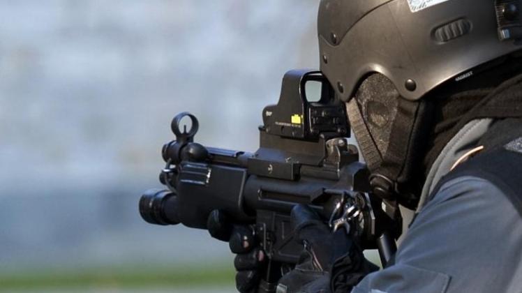 Ein Beamter eines Spezialeinsatzkommandos (SEK) sichert während einer Übung mit der Waffe im Anschlag einen Zugriff. (Symbolbild)