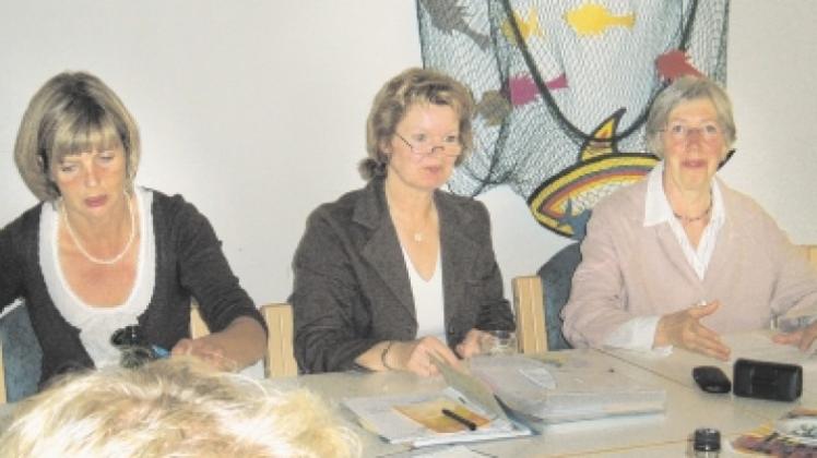 Ein Vortrag über Trauer stand im Mittelpunkt der Versammlung der Hospizgruppe Spelle. Von links: Koordinatorin Elisabeth Wilde, 1. Vorsitzende Agnes Schulze-Schweifing und Referentin Gertrud Boskamp.