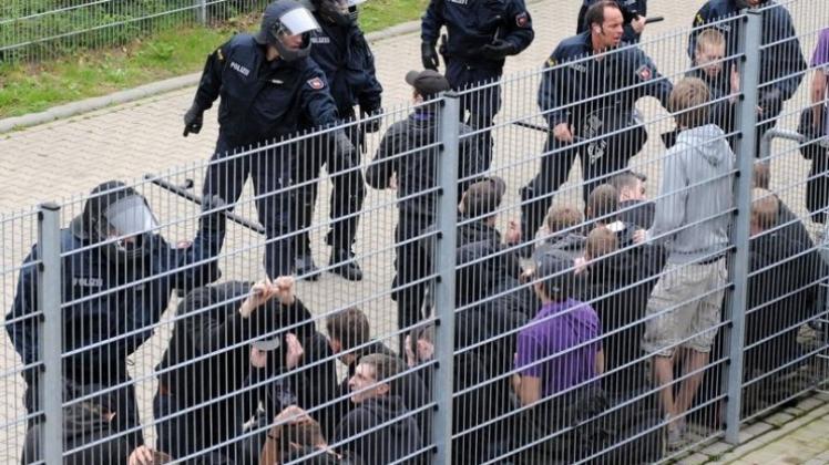 Polizeibeamte nehmen Fußballfans in Gewahrsam, nachdem es in Osnabrück zu Ausschreitungen gekommen war.