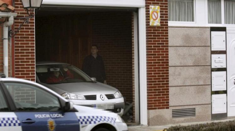 Ein Wagen der spanischen Polizei hält vor dem Haus der Leichtathletin Marta Dominguez.