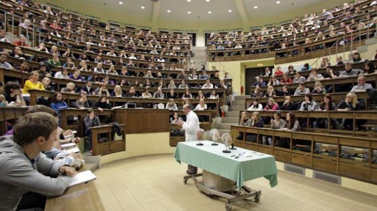 Gerade bei Medizin-Studenten ist ein Studienplatztausch beliebt. Denn hier kommen viele nicht an ihre Wunschuniversität. (Bild: Woitas/dpa/tmn)