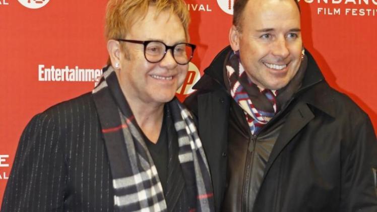 Sir Elton John (l) und sein Partner David Furnish sind angeblich Väter geworden.