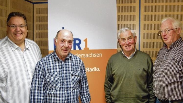 Gastgeber und Gäste im Radio-Studio: (von links) NDR-Moderator Michael Thürnau sowie die Wallenhorster Karl-Heinz Bockgrawe, Rudi Wesner und Günter Recker. 
