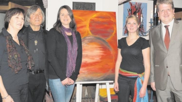 Künstlerfamilie mit Laudator: Kunstmaler Günter Schamel wurde bei der Ausstellungseröffnung von Ehefrau Christel, den Töchtern Annika und Carolin und Festredner Dennis Schratz (rechts) unterstützt und gewürdigt. 