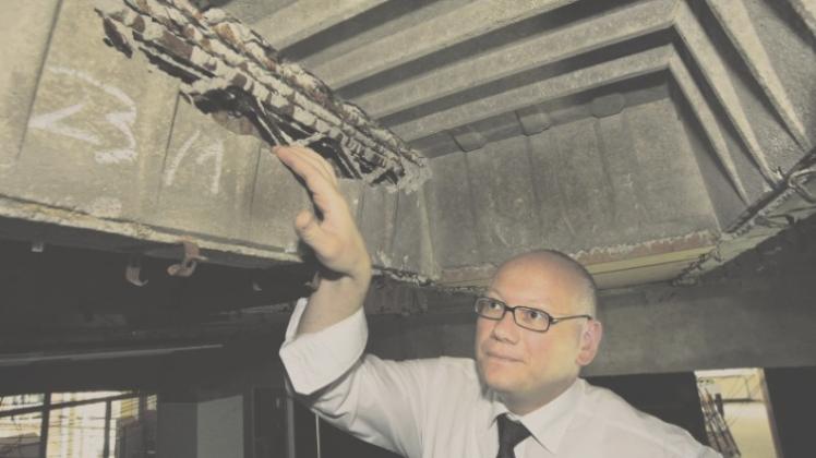 Luftlöcher: Als jetzt die Presspappen entfernt wurden, kamen die 40 Jahre alten Baumängel ans Tageslicht, für Bürgermeister Holger Richard eine erschütternde Tatsache. Fotos: Gert Westdörp Luftlöcher: Als jetzt die Presspappen entfernt wurden, kamen die 40 Jahre alten Baumängel ans Tageslicht, für Bürgermeister Holger Richard eine erschütternde Tatsache. Fotos: Gert Westdörp