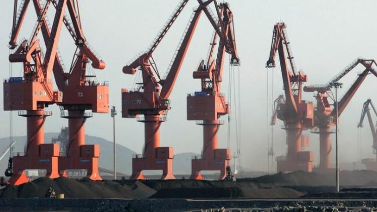 Chinesische Hafenanlage zur Verladung von Eisenerzen.