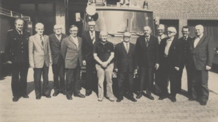 Vor dem neuen Feuerwehrhaus: Mit von der Partie waren neben den Bürgermeistern und Ortsbrandmeister Lienemann auch acht Gründungsmitglieder der Bippener Wehr. 