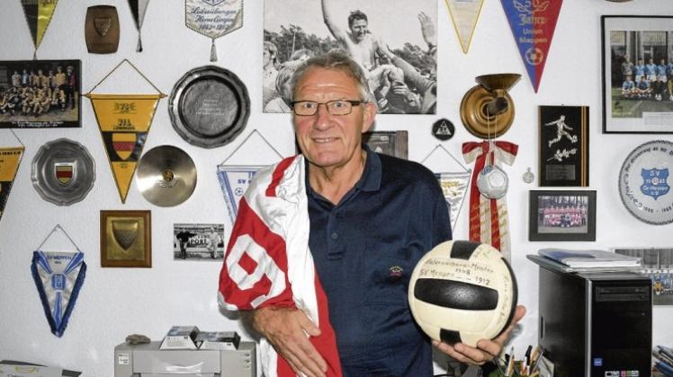 Erinnerungsstücke präsentiert SVM-Legende Gerd Sand: In diesem Trikot mit der Nummer 9 nahm er nach dem Aufstieg in die Regionalliga beim SV Meppen Abschied als Spieler. Der Ball stammt von der Niedersachsenmeisterschaft 1968.