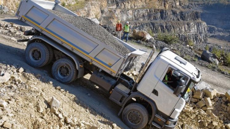Da bekamen einige Beifahrer Angst: Ein Scania-Fahrtrainer bei der Steilabfahrt im Piesberger Steinbruch.Fotos: Michael Hehmann Da bekamen einige Beifahrer Angst: Ein Scania-Fahrtrainer bei der Steilabfahrt im Piesberger Steinbruch.Fotos: Michael Hehmann