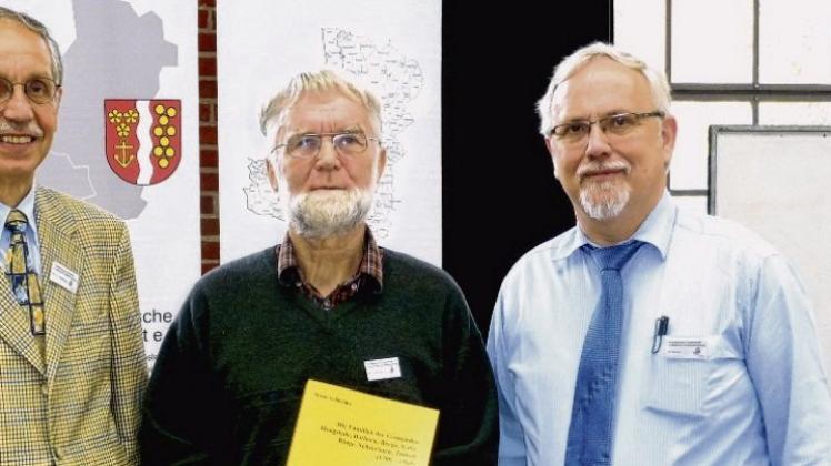 Ein neues Ortsfamilienbuch stellten (von links): Mitorganisator Dr. Ludwig Remling, Autor Harm Schneider und der Geschäftsführer der Emsländischen Landschaft Josef Grave vor.