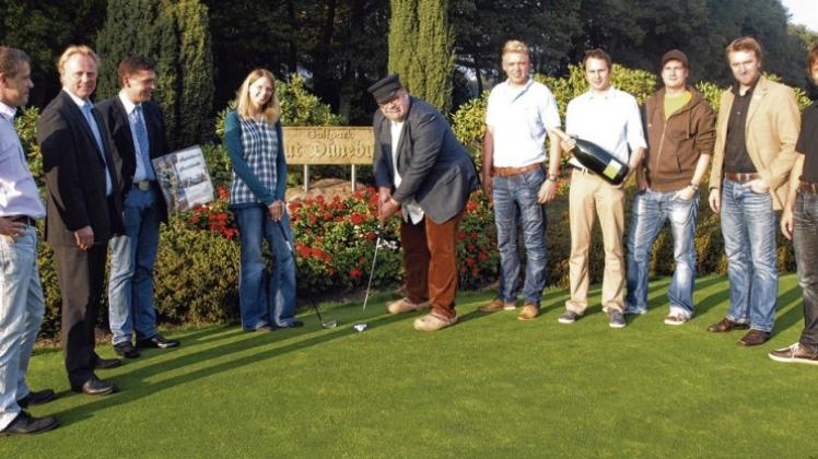 Eine lustige Preisverleihung mit Opa Anton – neuerdings angehender Golfprofi– fand anlässlich seiner Wette mit der Freilichtbühne Meppen im Golfpark Düneburg statt. 