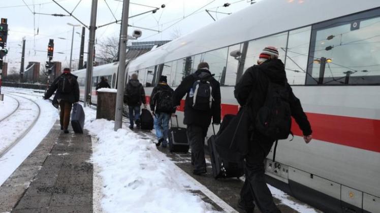 Die Bahn hatte wegen des Winterwetters mit massiven Problemen zu kämpfen. Die Bahn hatte wegen des Winterwetters mit massiven Problemen zu kämpfen.
