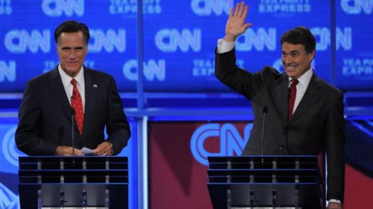 Die Republikaner Rick Perry (R) und Mitt Romney während der TV-Debatte in Tampa.