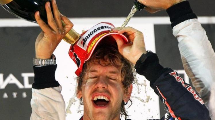 Sebastian Vettel bekommt nach dem Gewinn der Formel-1-WM eine Sektdusche. Sebastian Vettel bekommt nach dem Gewinn der Formel-1-WM eine Sektdusche.