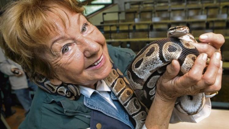 Keine Angst vor wilden Tieren: Seit 35 Jahren ist Helga Rademacher Lehrerin in der Zooschule. 
