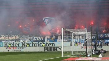 HSV-Fans sorgten aufgrund des Abbrennens von Pyrotechnik für eine Spielunterbrechung in der Anfangsphase.