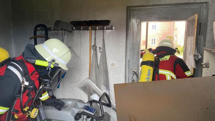 Ein Zwölfjähriger und seine Freunde sollen Sonntagnachmittag an der Grund- und Gemeinschaftsschule in Schwarzenbek gezündelt und einen Putzraum in Brand gesteckt haben.