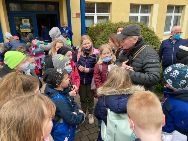 Andreas Theodor Schön bedankt sich bei den Schülern aus Parchim. Andreas Theodor Schön bedankt sich bei den Schülern aus Parchim.