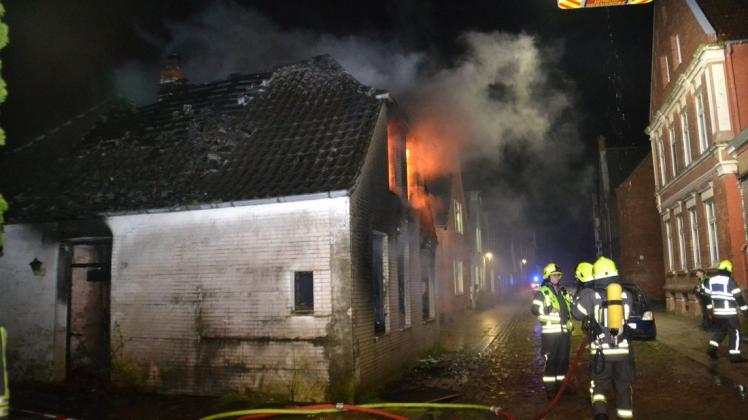 Flammen lodern aus dem leerstehenden Haus in der Straße Westerende in der Husumer Neustadt.