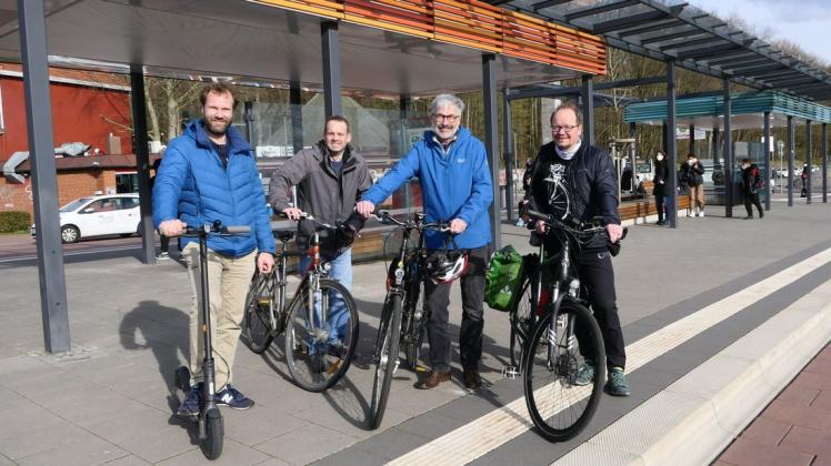 Auf ihrer gemeinsame Fahrradtour durch Pinneberg erklärten sie Marc Ziertmann (rechts) die Brennpunkte in der Kreisstadt: Stefan Bohlen (von links), Marco Bröcker und Klaus Krämer.