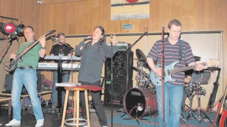 Bei Witte an der Nordstraße hielt das Quintett „Recover“, was es versprochen hatte: Hausgemachte Musik, mehrstimmigen Gesang und eine ausdrucksstarke Frontfrau. Bei Witte an der Nordstraße hielt das Quintett „Recover“, was es versprochen hatte: Hausgemachte Musik, mehrstimmigen Gesang und eine ausdrucksstarke Frontfrau.