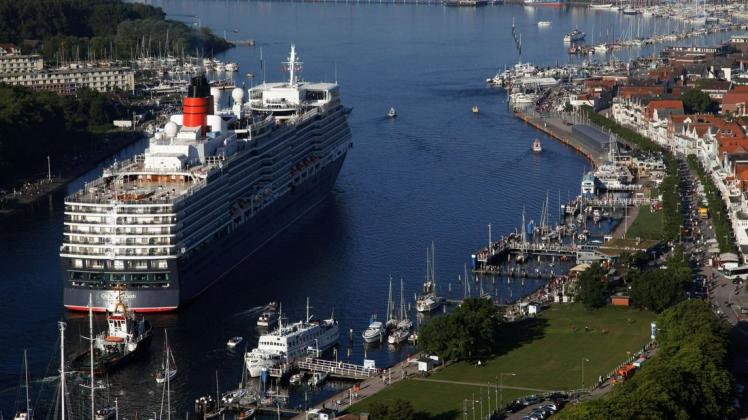 Der Hafen von Travemünde, hier mit dem Luxusliner «Queen Elizabeth».