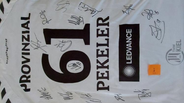 Begehrt: Das signierte Trikot von THW Kiels Hendrik Pekeler wird bei Ebay hoch gehandelt.
