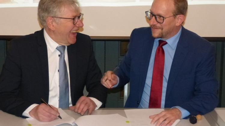Zwei Bürgermeister mit guter Laune: Hartmut König (links) und Tobias Bergmann bei der Vertragsunterzeichnung.

 
