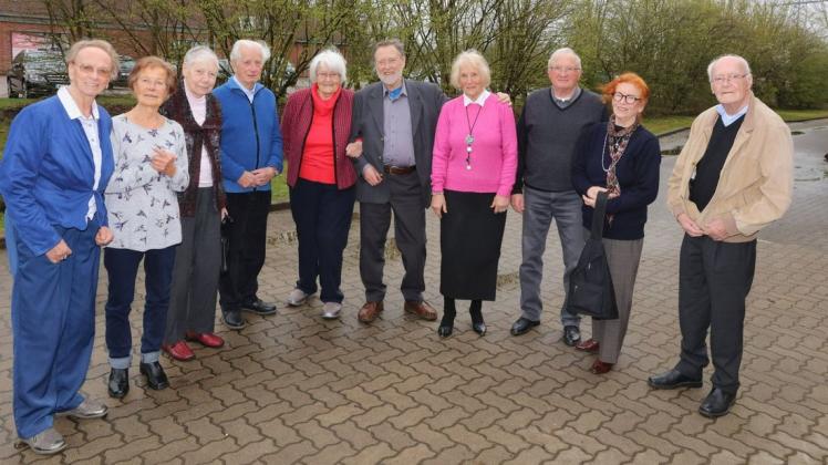 Helga Baasch (Vierte von rechts) sorgte dafür, dass sich die Quickborner Konfirmanden nach 70 Jahren wieder getroffen haben.