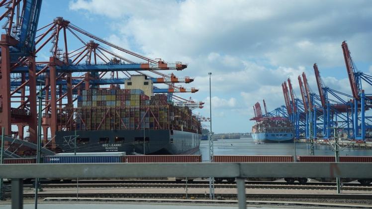 Containerschiffe werden an Containerterminals im Hafen abgefertigt.