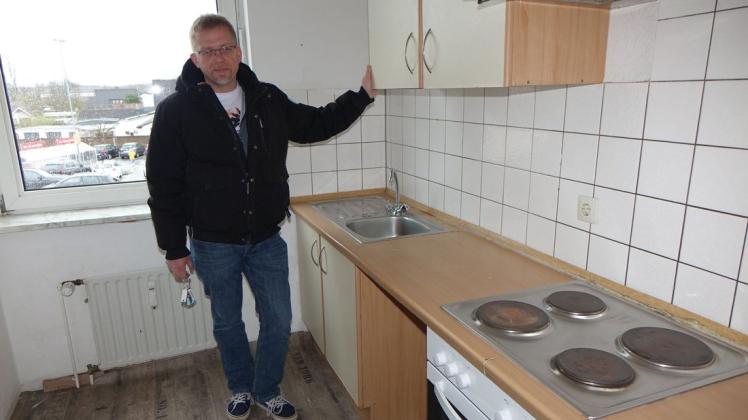 Henning Gülck in einer der Wohnungen im ehemaligen Hotel Stadt Hamburg, in die demnächst Flüchtlinge aus der Ukraine einziehen sollen.