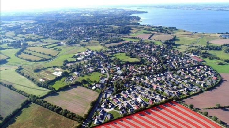 In dem rot schraffierten Bereich soll nach dem Willen der Vertretungsberechtigten des neuen Bürgerentscheids und der Gemeinde das Neubaugebiet östlich Krogkoppel in Fleckeby, Ortsteil Götheby-Holm, entstehen.