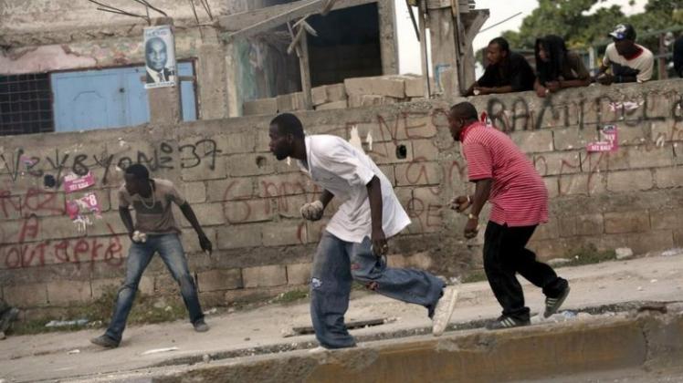 Demonstranten werfen Steine auf Blauhelm-Soldaten in in Port-au-Prince.