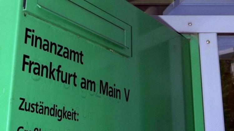 Briefkasten am Haupteingang des Finanzamtes Frankfurt V (Archivbild). Die Koalition will das Steuerrecht vereinfachen.