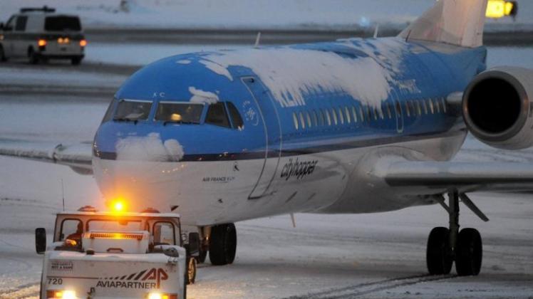 Der Schnee behinderte auch den Flugverkehr in Hannover. Über Nacht waren knapp 900 Passagiere auf dem Flughafen gestrandet, die ursprünglich nach Frankfurt wollten. Der war jedoch aufgrund der Witterung überlastet und für mehrere Stunden gesperrt.