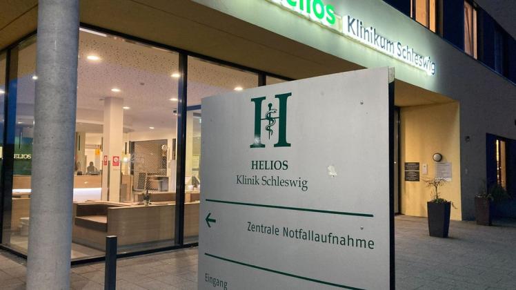 Der Eingang des Helios Klinikums Schleswig: 34 Patienten sind aktuell mit dem CovSars2-Virus infiziert.