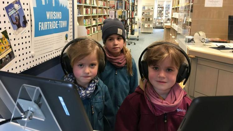 Die Geschwister Mona (6 Jahre, v.l.), Nena (7 Jahre)  und Lotte Kempfert (6 Jahre) haben auch die Präsentation zur Fairtrade-Town Niebüll besucht.