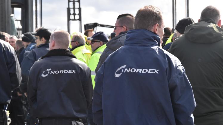 Die Nordex-Mitarbeiter fordern unter anderem eine angemessene Abfindung. Nordex Mitarbeiter demonstrieren in Rostock gegen die Schließung ihres Werkes.