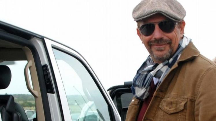 Zwanglose Anreise: Hollywood-Star Kevin Costner auf Sylt. Zwanglose Anreise: Hollywood-Star Kevin Costner auf Sylt.
