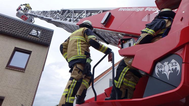 Der Einsatz einer Drehleiter wie dieser kann beim Löschen von Bränden, aber auch bei der Rettung von Menschen aus höheren Stockwerken notwendig werden. Im Bild: die Drehleiter der Feuerwehr Barmstedt.