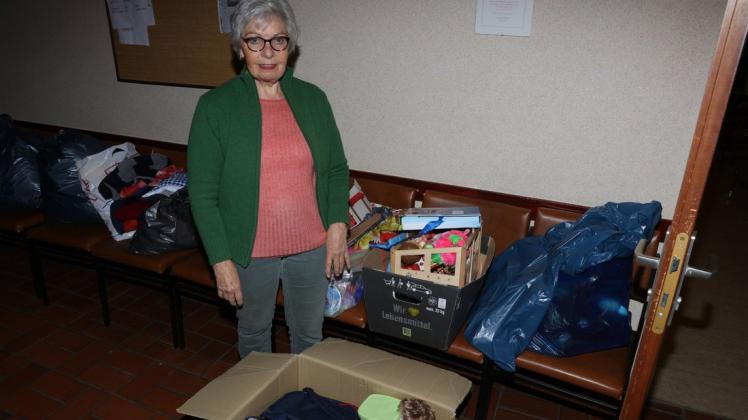 Anita Schreiber, Leiterin DRK-Kleiderkammer Quickborn, steht inmitten der Kartons mit Müll, der von den Ehrenamtlichen Entsorgt werden muss.