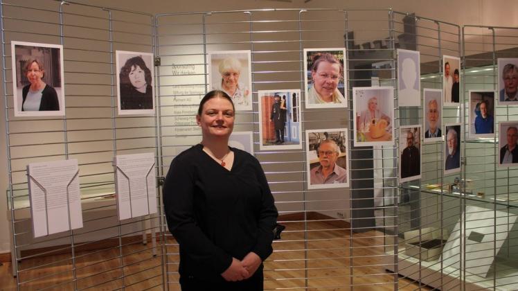 Jana Stoppel, Archäologin und Museumspädagogin, lädt zur Ausstellung ein.