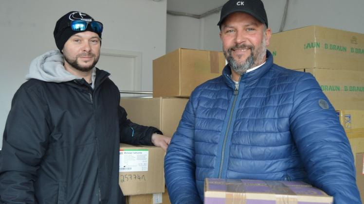 Ein Blick in das Lager: Tomek Skladanek (l.) und Tomasz Wierzbicki haben bereits einige medizinische Produkte sammeln können.
