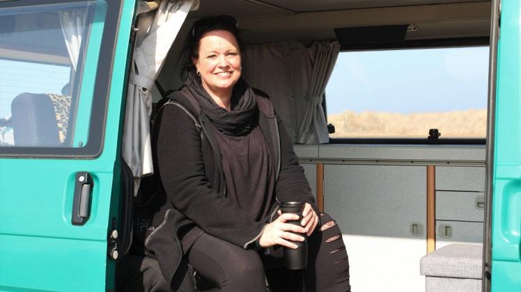 Susanne Spethmann – Spitzenkandidatin der Linken Schleswig-Holstein – ist gerne mit ihrem WV-Bus unterwegs.