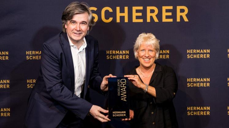 Die Barmstedterin Gabi Kempf bekam von Speaker-Slam-Organisator Hermann Scherer einen Award für ihre Redner-Leistung überreicht.