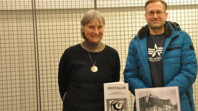 Sie stellen demnächst bei Liesegang aus: Ute Bernhardi (mit ihrem Buch) und Sönke Hansen (mit altem Foto).