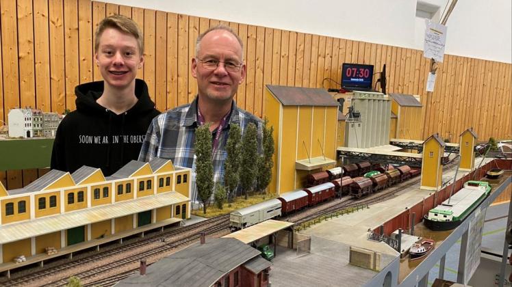 Begeisterte Miniatur-Eisenbahner: Organisator Andreas Losch mit seinem Sohn Felix.