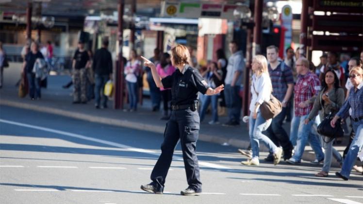Ein Ampelausfall sorgte am Freitagmittag für Verkehrsbehinderungen am Neumarkt in Osnabrück. Polizeibeamte regelten den Verkehr. 