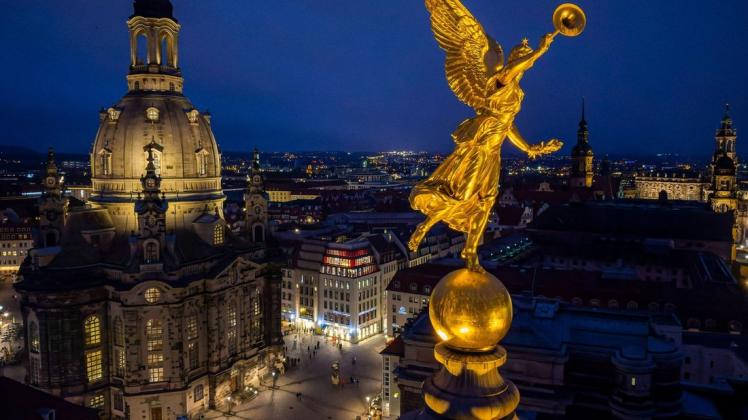 Das Luftbild zeigt Dresden, die Kuppel mit der  Gottheit des Ruhmes Fama und die Frauenkirche bei Nacht.